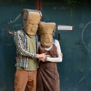 Создать мем: фотосессия с пакетом на голове, человек который смеётся фильм 2012, смешные костюмы