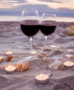 Создать мем: два бокала вина, двое у моря с бокалами вина, вино на берегу моря
