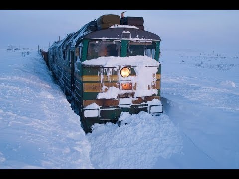 Создать мем: железная дорога норильск дудинка, железная дорога тепловоз, поезд в снегу