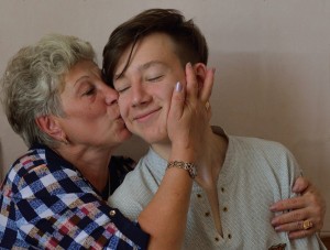 Создать мем: человек, эффект бабушки, бабушка целует внука