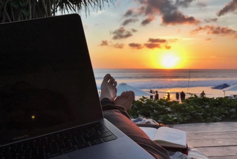 Create meme: with a laptop at sea, laptop on the beach, marina pattaya