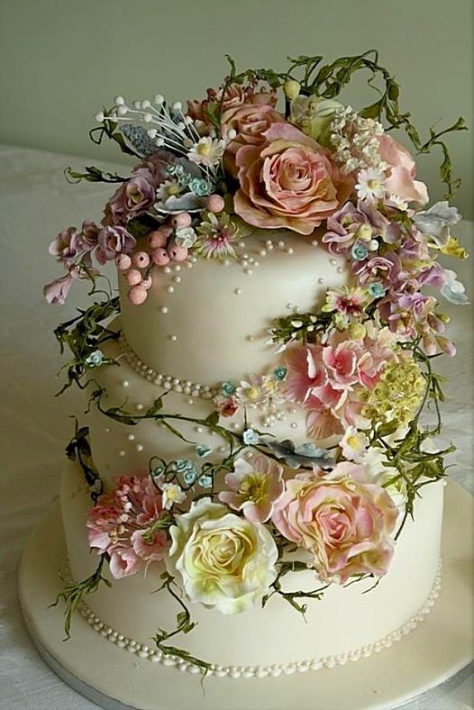 Создать мем: свадебный торт красивый, украшение торта цветами, авторские торты