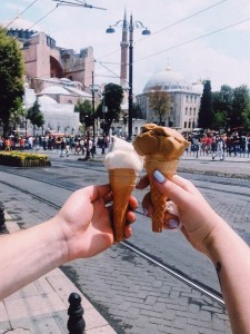 Создать мем: ice cream, скульптура мороженое, Человек
