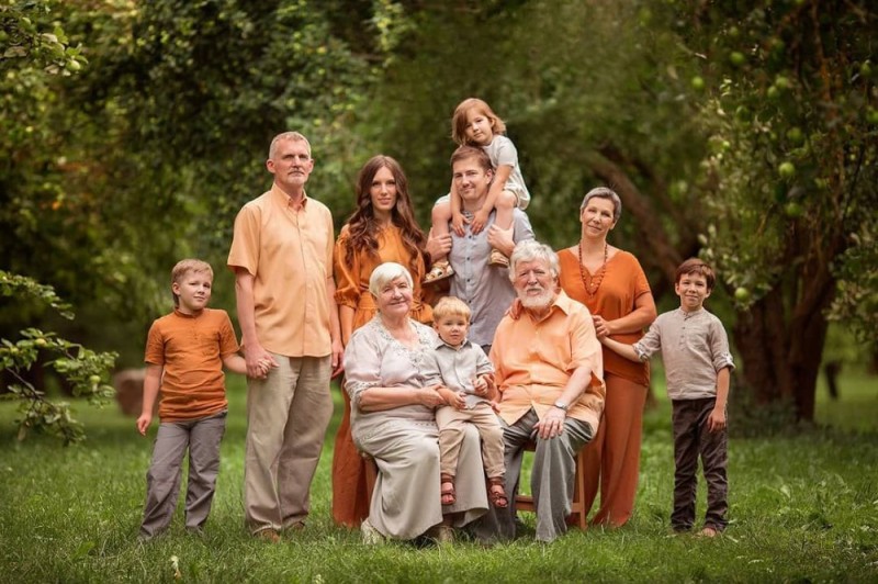 Create meme: family photo shoot, a photo shoot for a large family, family photos 
