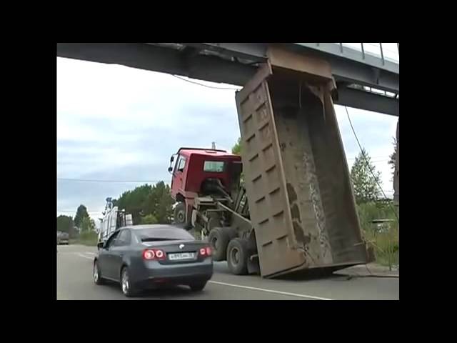 Создать мем: самосвал с поднятым кузовом, грузовик задел мост, самосвал с открытым кузовом врезался в мост