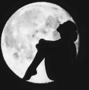 Создать мем: силуэты влюбленных на фоне луны, картины с луной, силуэт девушки на луне