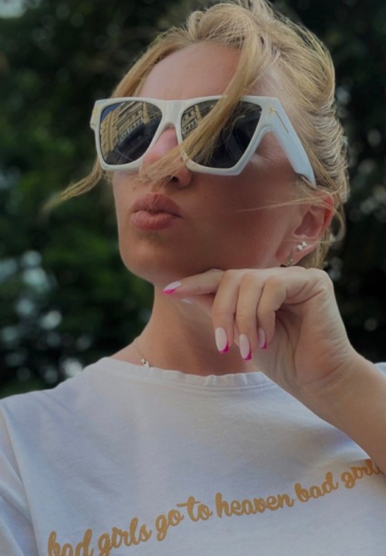 Create meme: sunglasses are black, sunglasses , women's sunglasses