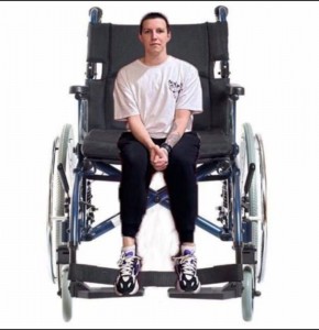 Создать мем: счастливый молодой человек в инвалидной коляске, человек в инвалидном кресле, инвалидная коляска человек сидит