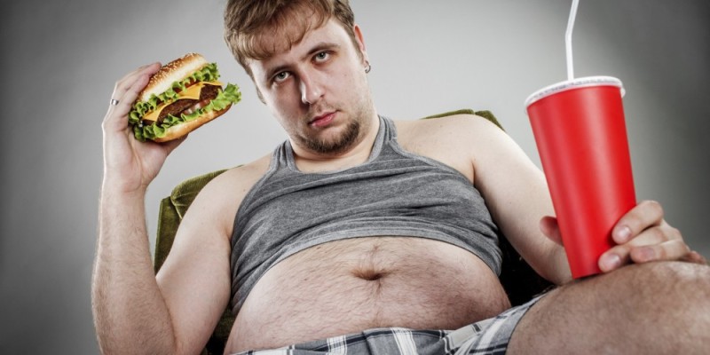 Создать мем: жирные люди, толстый человек с едой, толстеющий мужчина