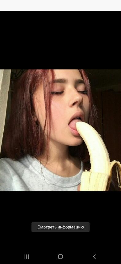 Девушка дня с бананом