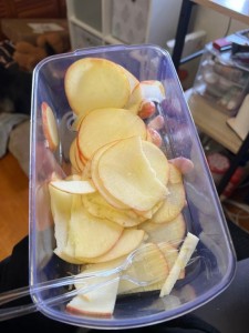 Создать мем: яблочные дольки, яблоки нарезанные дольками, картофельные чипсы