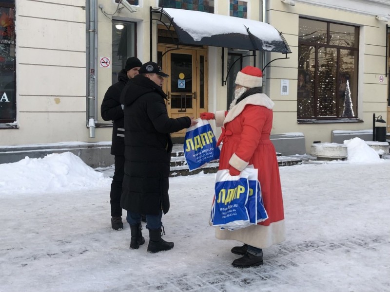 Create meme: Yaroslavl Santa Claus, huge Santa Claus on St. Petersburg street, gifts from Santa Claus