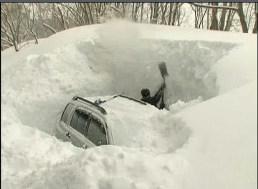 Создать мем: в сугробах, откопать машину от снега, машина застряла в снегу