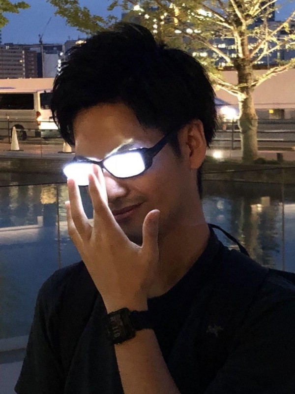 Создать мем: светодиодные очки, азиат, спортивные очки мем
