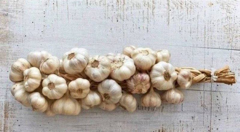 Create meme: garlic, winter garlic, a bunch of garlic