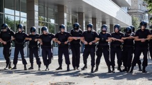 Создать мем: протест, вперёд полиция, полицейский беспредел