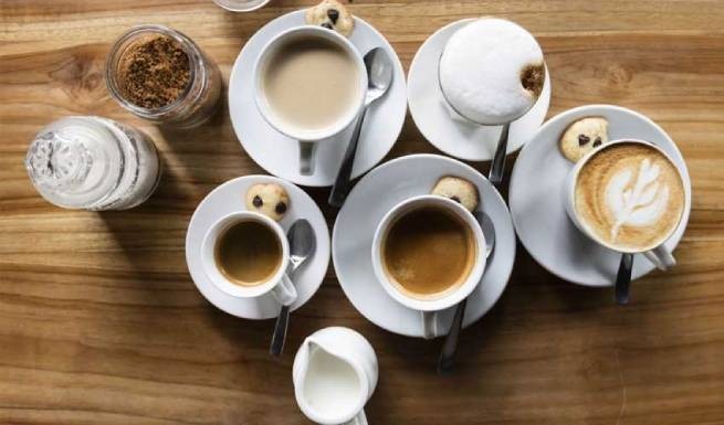 Создать мем: много чашек кофе, чашка кофе на столе, кофе