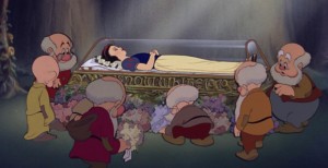 Создать мем: snow white and the seven dwarfs, мультфильм белоснежка и семь гномов у гроба, гномы спят белоснежка