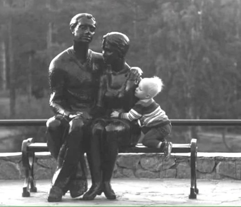 Create meme: Happy family monument in Kaliningrad, monument to parents in Magnitogorsk, sculpture composition "family" Desnogorsk