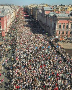 Создать мем: бессмертный полк на невский проспект в санкт-петербурге, бессмертный полк 2018 санкт-петербург, 9 мая шествие по невскому время