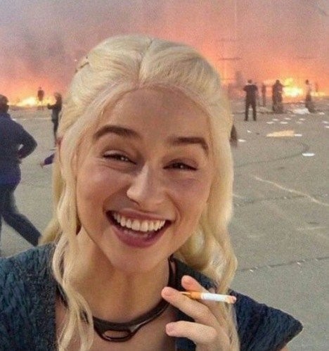 Create meme: Emilia Clarke daenerys, Emilia Clarke Daenerys smiles, girl 