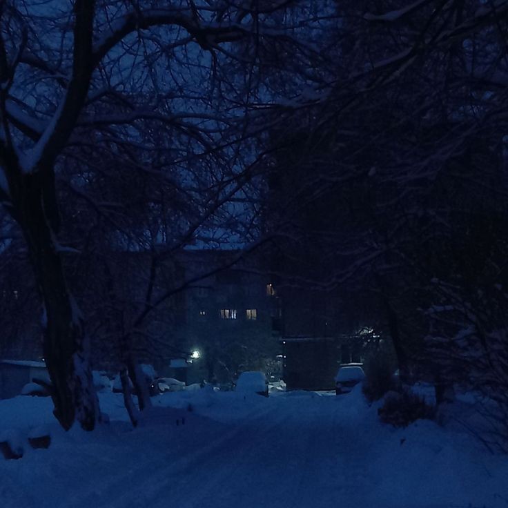 Создать мем: ночь снег, пейзаж эстетика, зимний двор в городе ночью