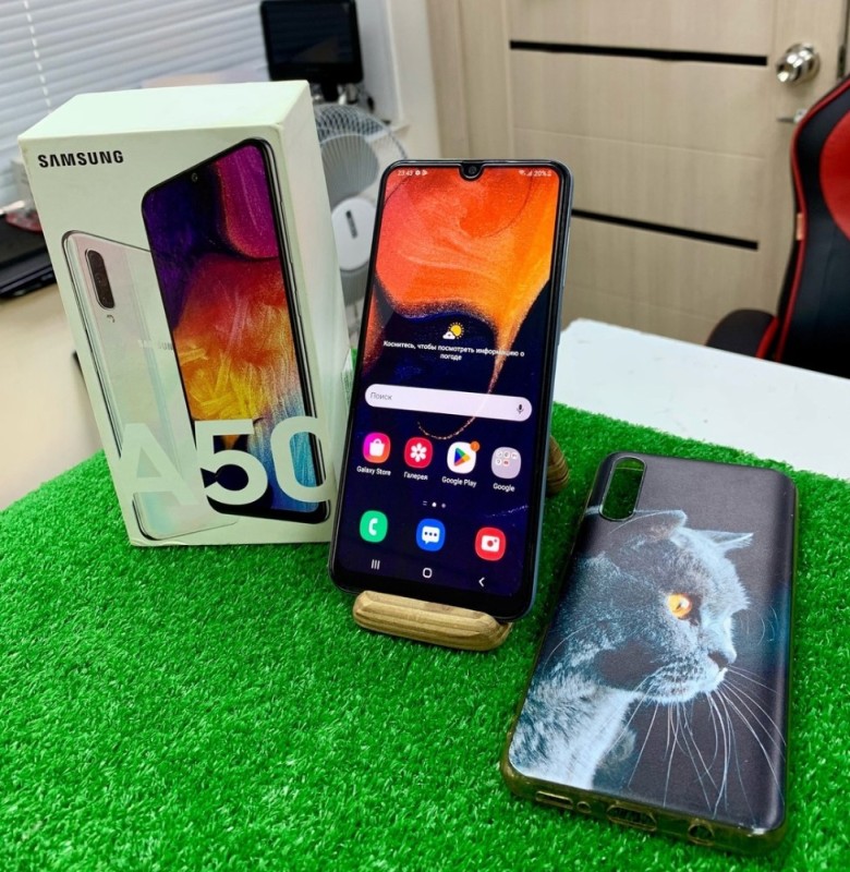 Создать мем: смартфон samsung galaxy, samsung galaxy a 40, телефон samsung galaxy a 50