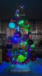 Создать мем: химическая елочка, акрилом елка новогодняя наряженная, ёлка
