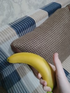 Создать мем: держи банан, банан в руке, спелый банан