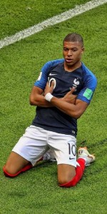 Создать мем: mbappe футболист праздвование, мбаппе футболист, килиан мбаппе чм 2018