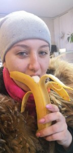 Создать мем: Девушка, селфи с бананом во рту, проглотила банан