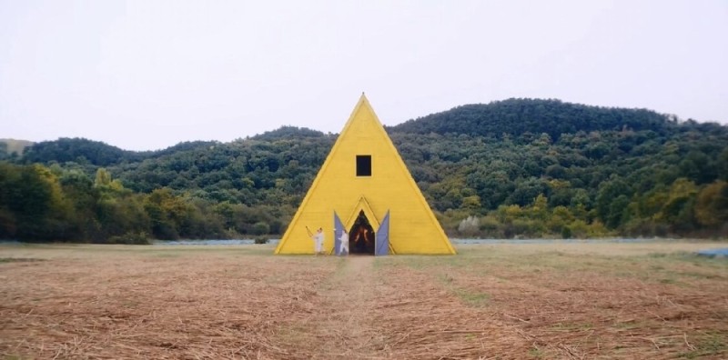 Create meme: midsommar 2020, Will Poulter Solstice, A pyramid-shaped house