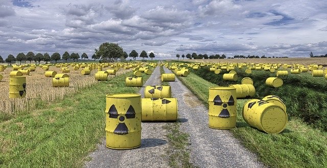 Создать мем: захоронение радиоактивных отходов, ядерный могильник саванна ривер, бочка с радиоактивными отходами