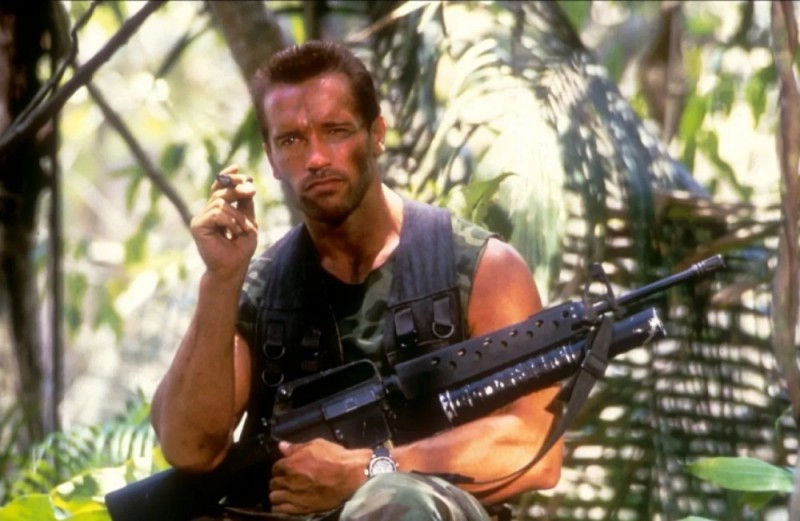 Create meme: Schwarzenegger predator, commando schwarzenegger with a log, Arnold Schwarzenegger 