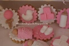 Create meme: cupcakes for baby shower, cupcakes on a pink background, cupcakes for christening