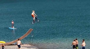 Создать мем: Человек, люди на велосипедах, прыжки в воду