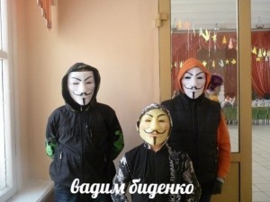 Создать мем: школьник в маске анонимус, человек, 200×200