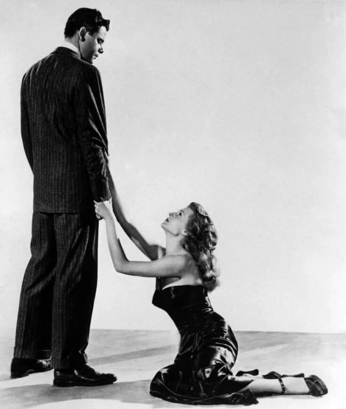 Создать мем: джильда фильм 1946, на коленях перед женщиной, на коленях перед мужчиной