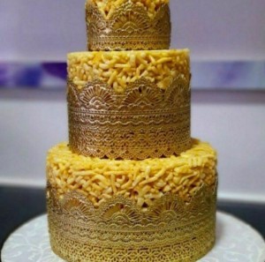 Создать мем: золотой свадебный торт, торт золотой, свадебный торт с золотом