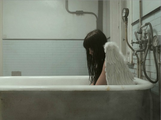 Создать мем: девушка в ванне чб, ангел фотосессия, ангел в ванной