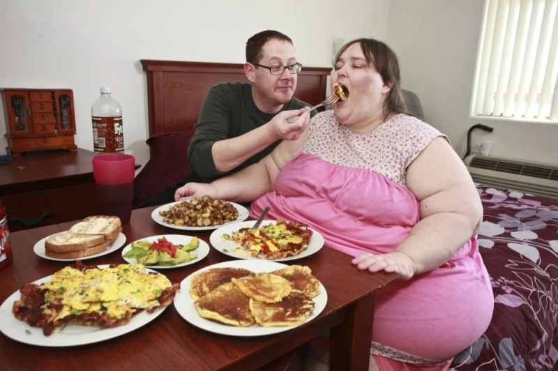 Создать мем: толстуха с едой, жирная баба, толстые женщины
