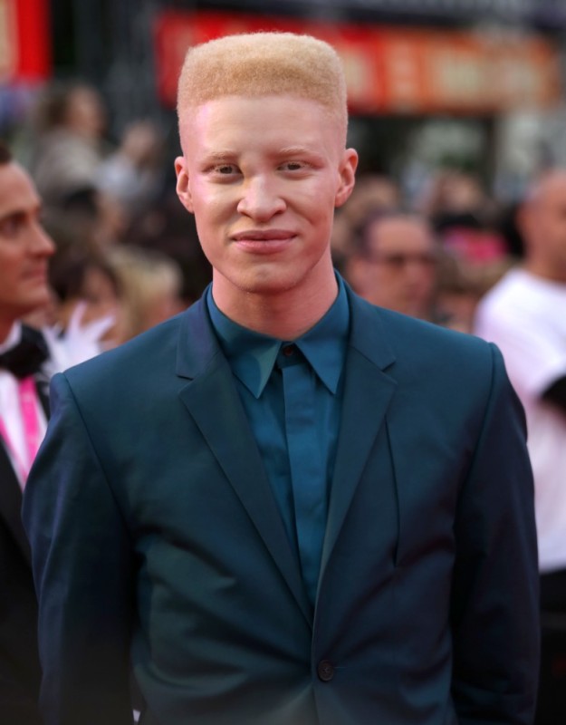 Создать мем: негр альбинос, самая страшная модель в мире, александр маккуин