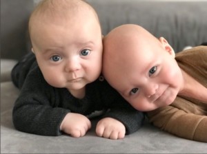 Создать мем: komik bebekler, близнецы, funny baby