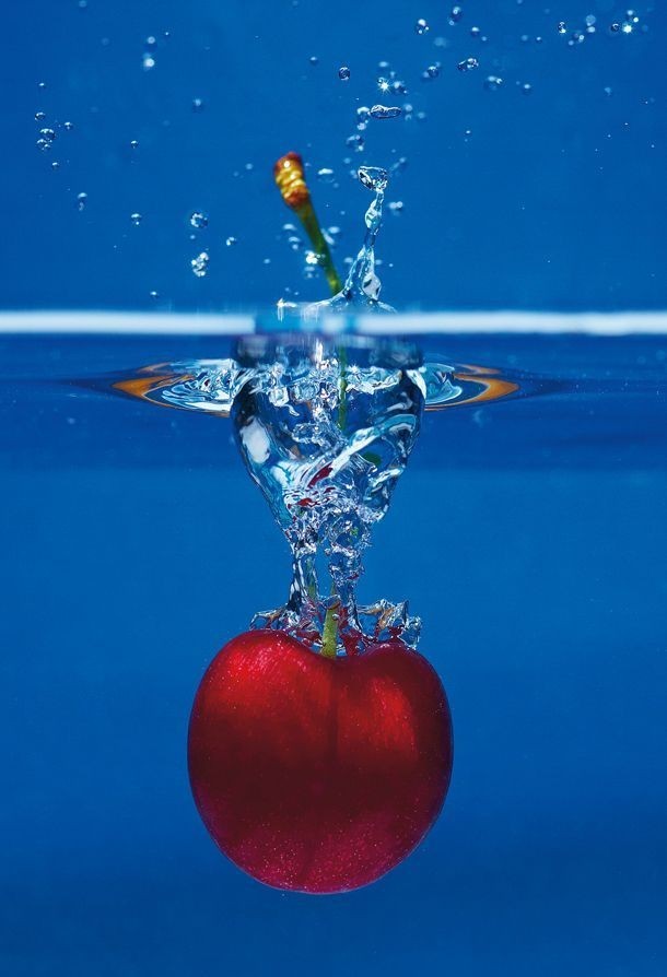 Create meme: fruit in water, apples in water, splash of water