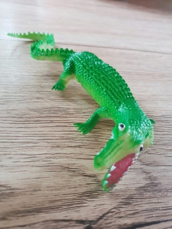 Создать мем: резиновый крокодил, кривой крокодил игрушка, мягкая игрушка крокодил