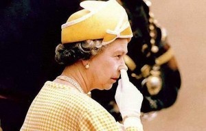 Создать мем: королева елизавета нюхает, королева великобритании ковыряется в носу, английская королева ковыряет в носу