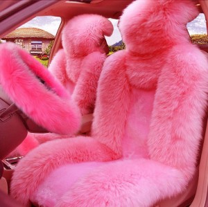 Создать мем: меховой розовый салон машины, мохнатые чехлы на сиденья автомобиля, пушистые чехлы для автомобиля