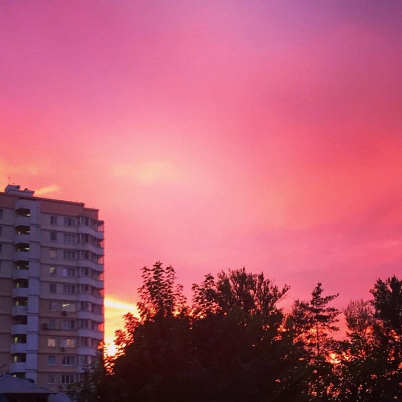 Create meme: sunset of a high-rise building, pink sunset in the city, beautiful sunsets and sunrises