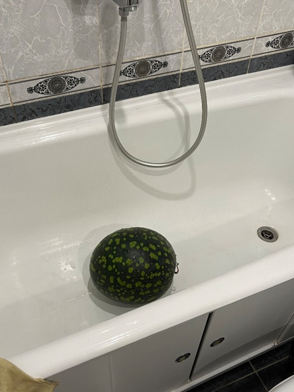Создать мем: акриловая ванна, разрезанный арбуз, ванная раковина