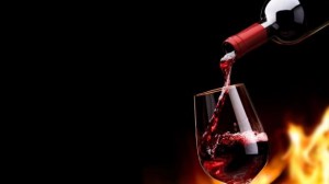 Создать мем: wine, wine fun, бокал красного вина на темном фоне